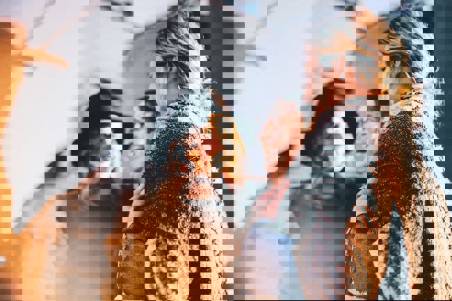 Människor som tittar på dator för att se personalärenden