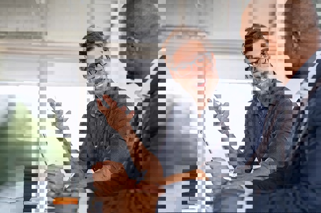 Personer som skapar plan för arbetsmiljöarbete 